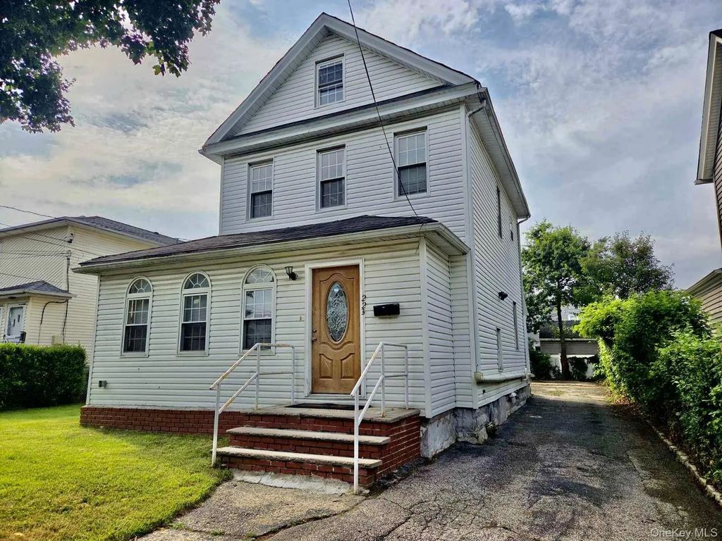 223 Jackson Avenue, Mineola