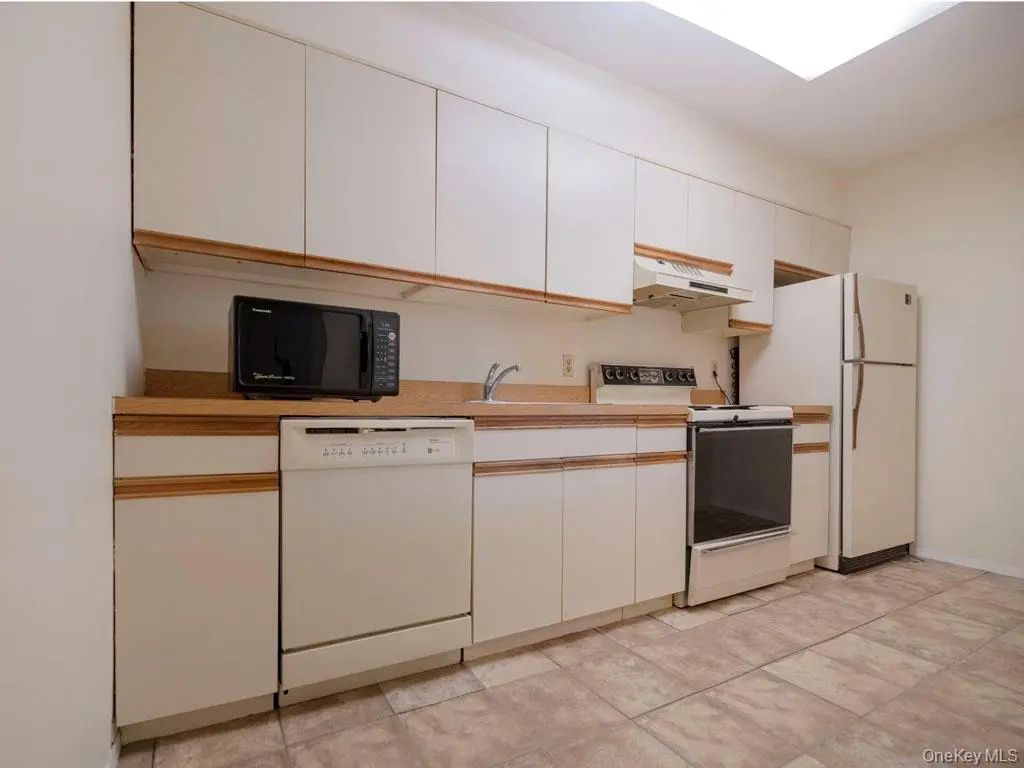 1337 Broadway # L10, Hewlett