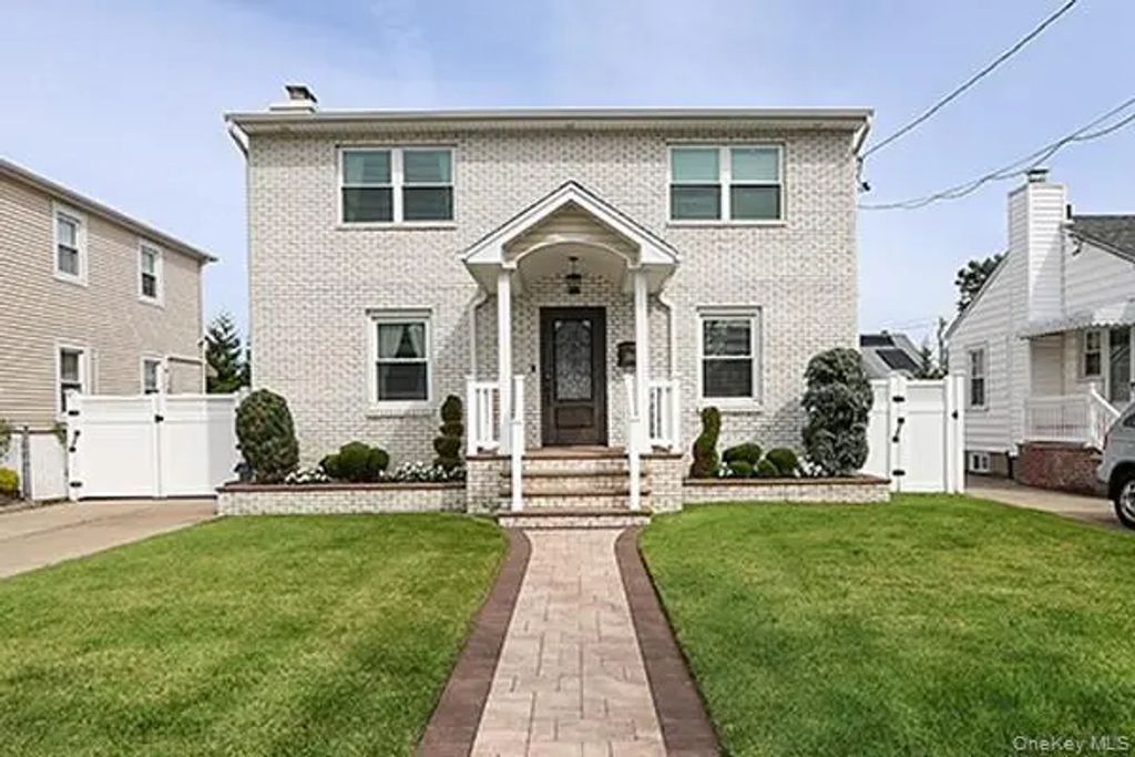 956 Hancock Avenue, Franklin Square