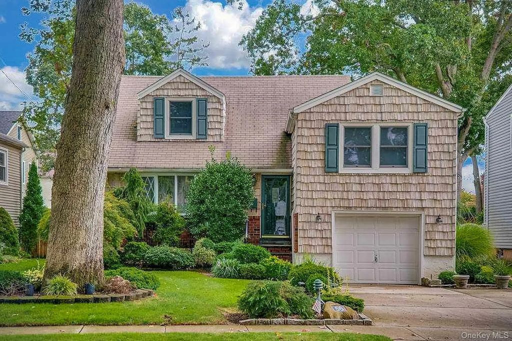 56 Adair Court, Malverne