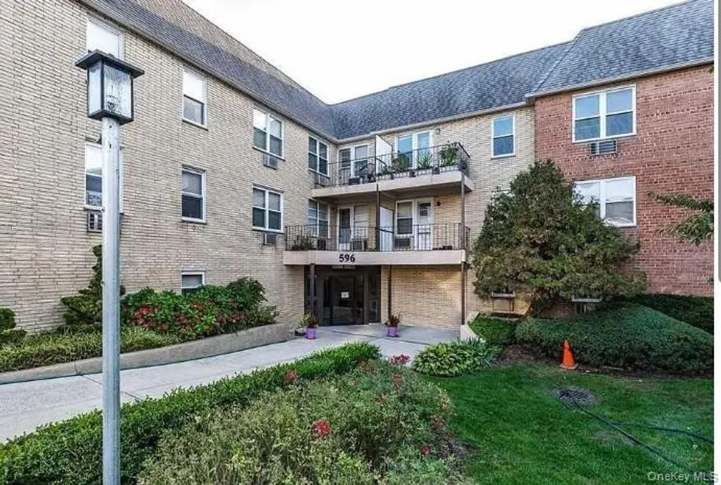 596 Broadway 16b, Lynbrook