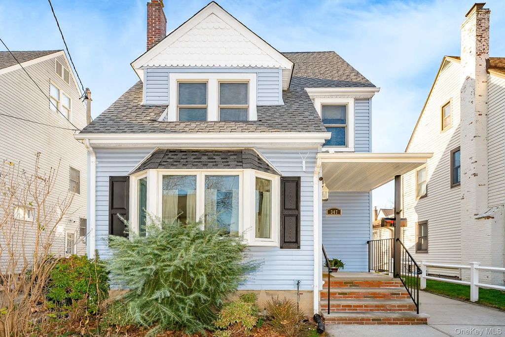 347 Wellington Road, Mineola