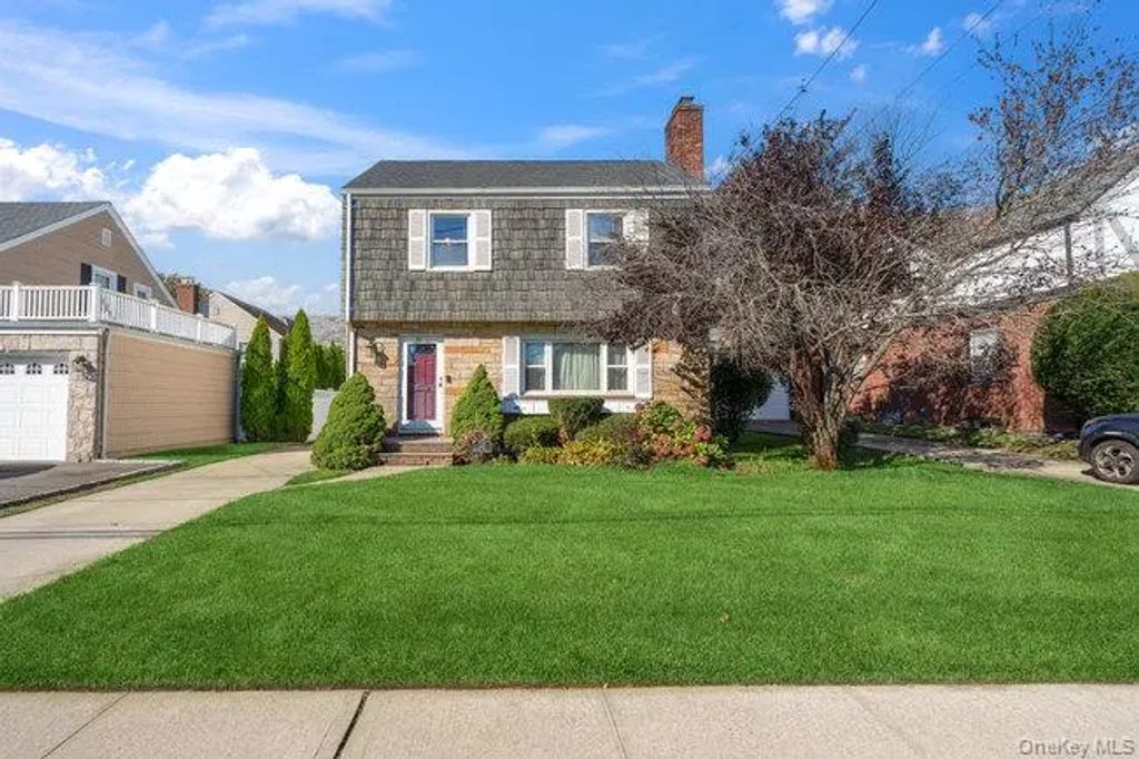 71 Dogwood Avenue, Malverne