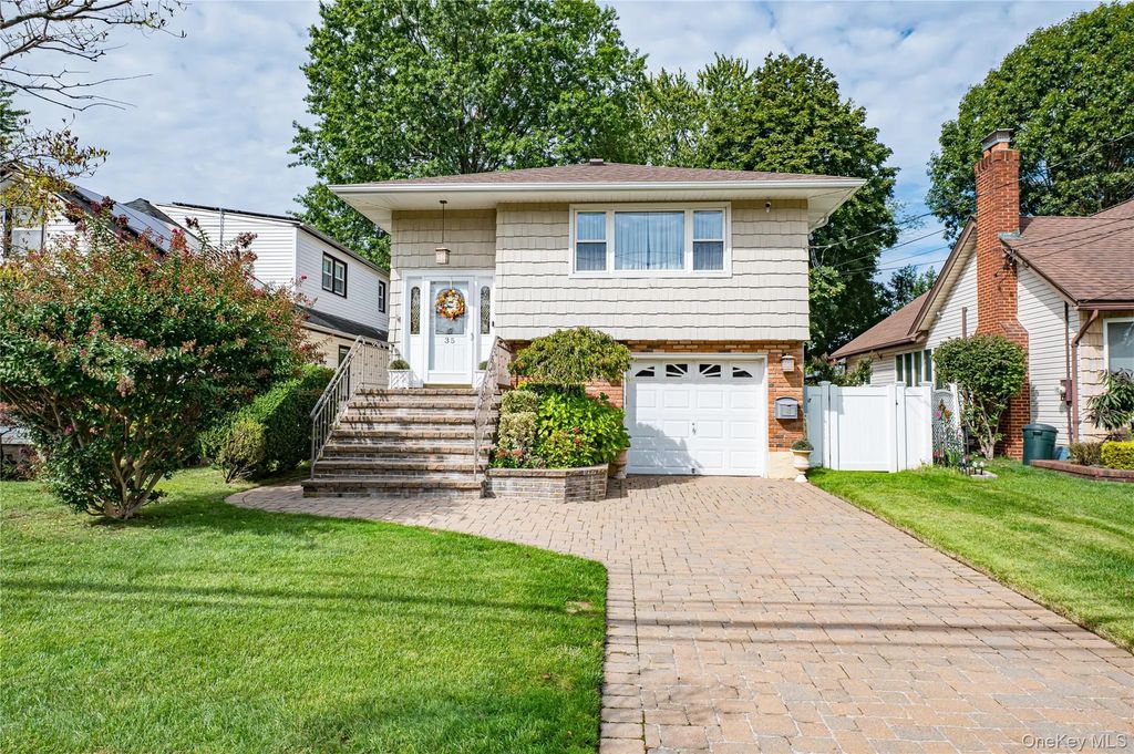 35 Roosevelt Avenue, Malverne
