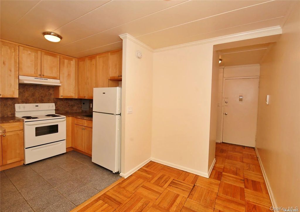 121 Vincent Ave 1a, Lynbrook