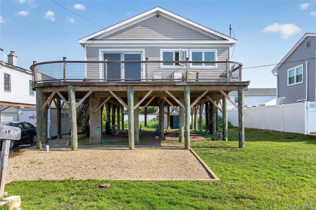 88 Bayview Avenue W, Lindenhurst