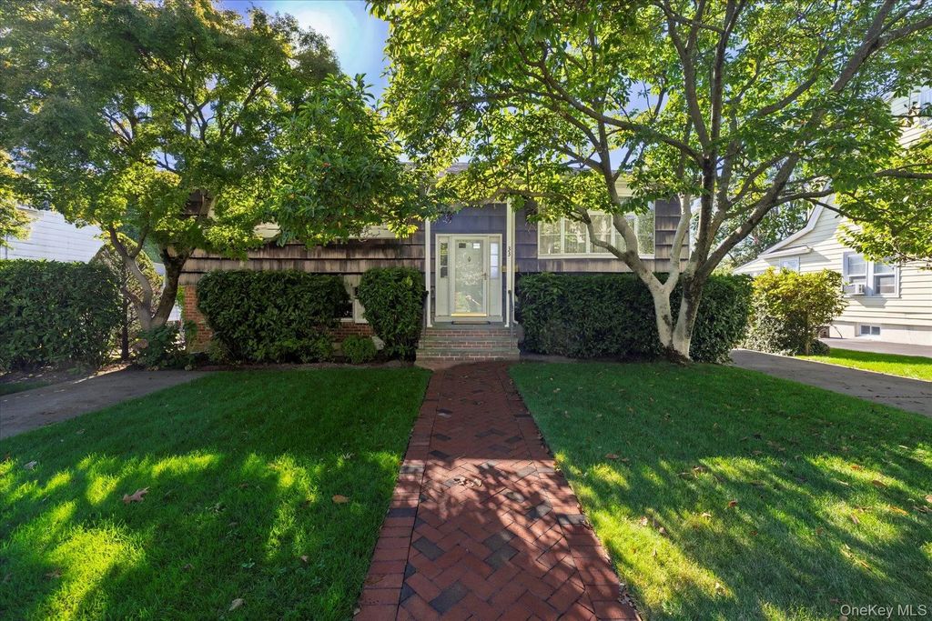 33 Starks Place, Lynbrook