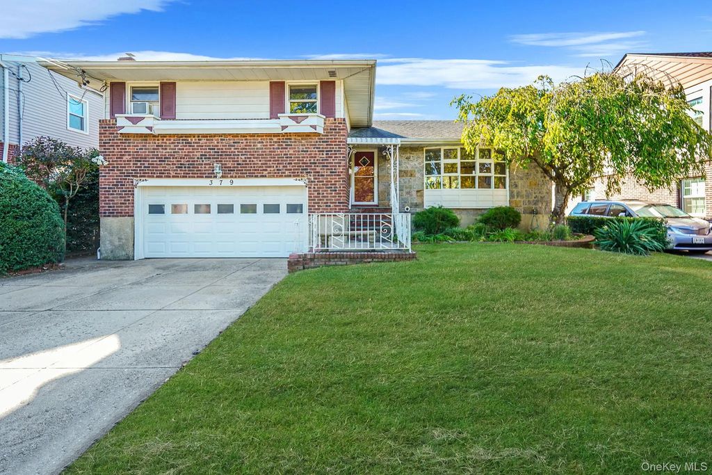 379 Roxbury Road S, Garden City South