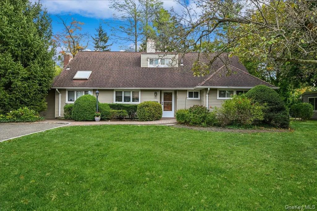 16 Ridge Drive E, Roslyn