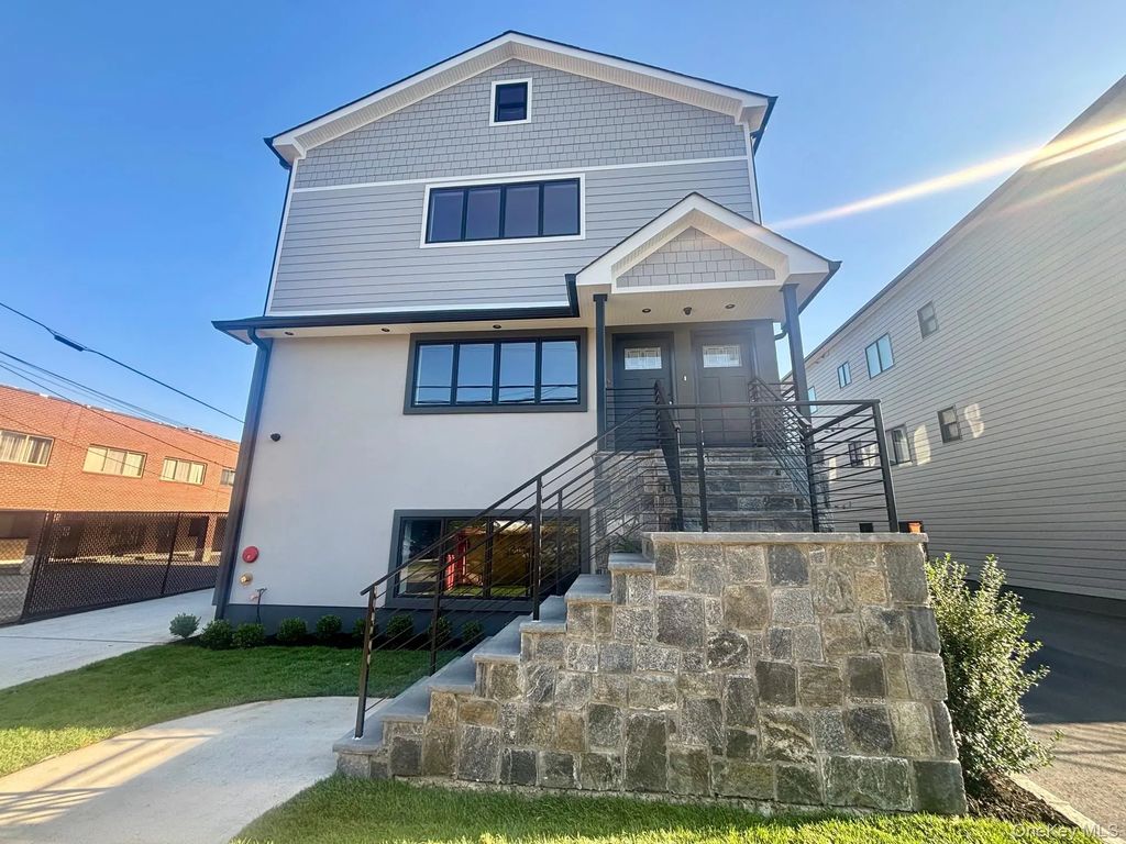 159 Harrison Avenue E, Mineola
