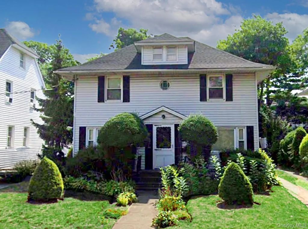 65 Lakeside Drive, Rockville Centre