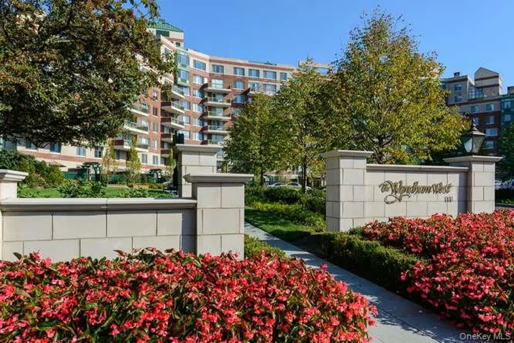 111 Cherry Valley Avenue 505, Garden City