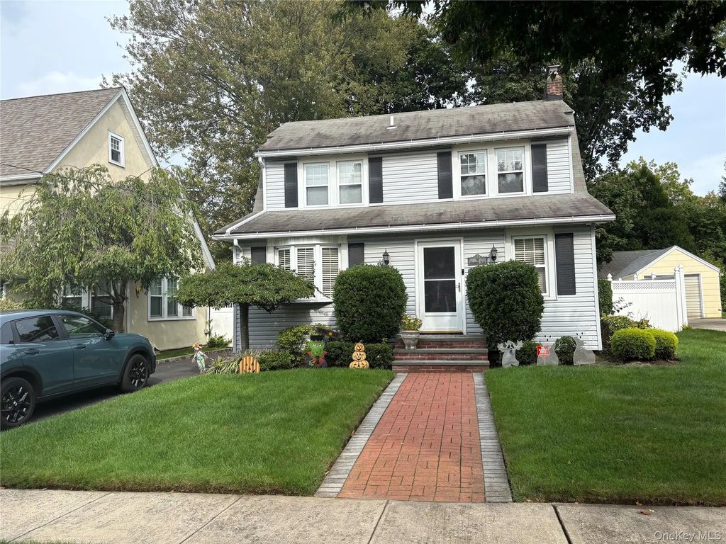 96 Millington Place, Mineola