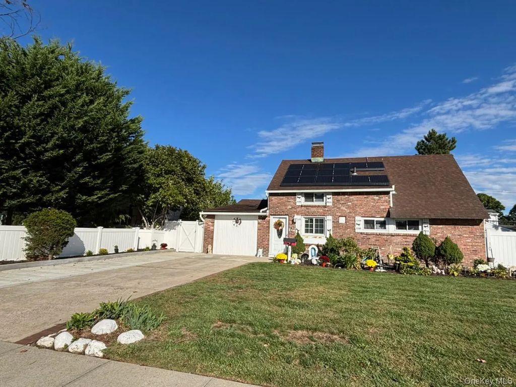 25 Arcadia Lane, Hicksville