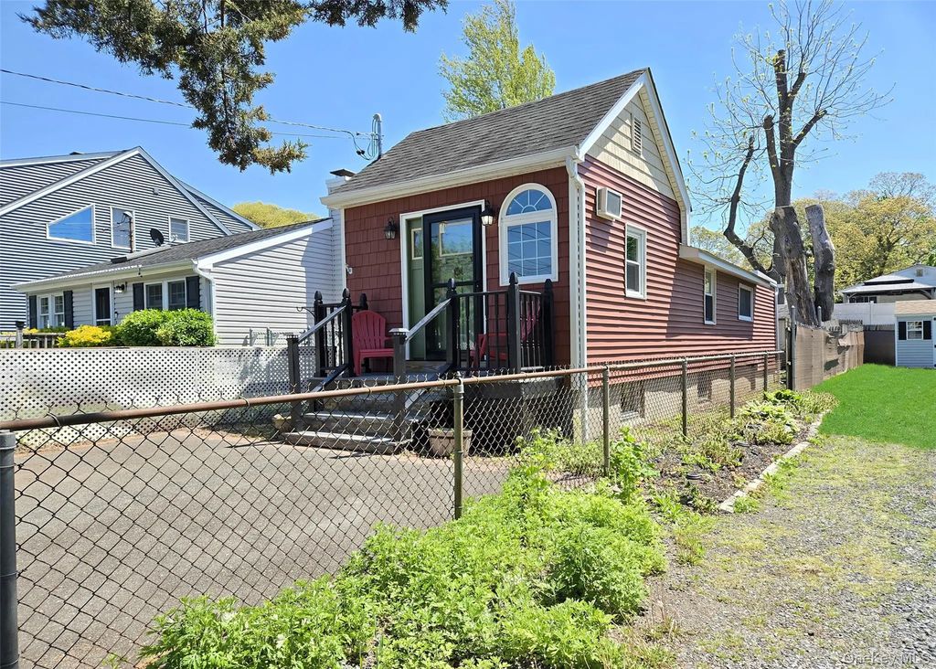 84 Wyona Avenue, Selden