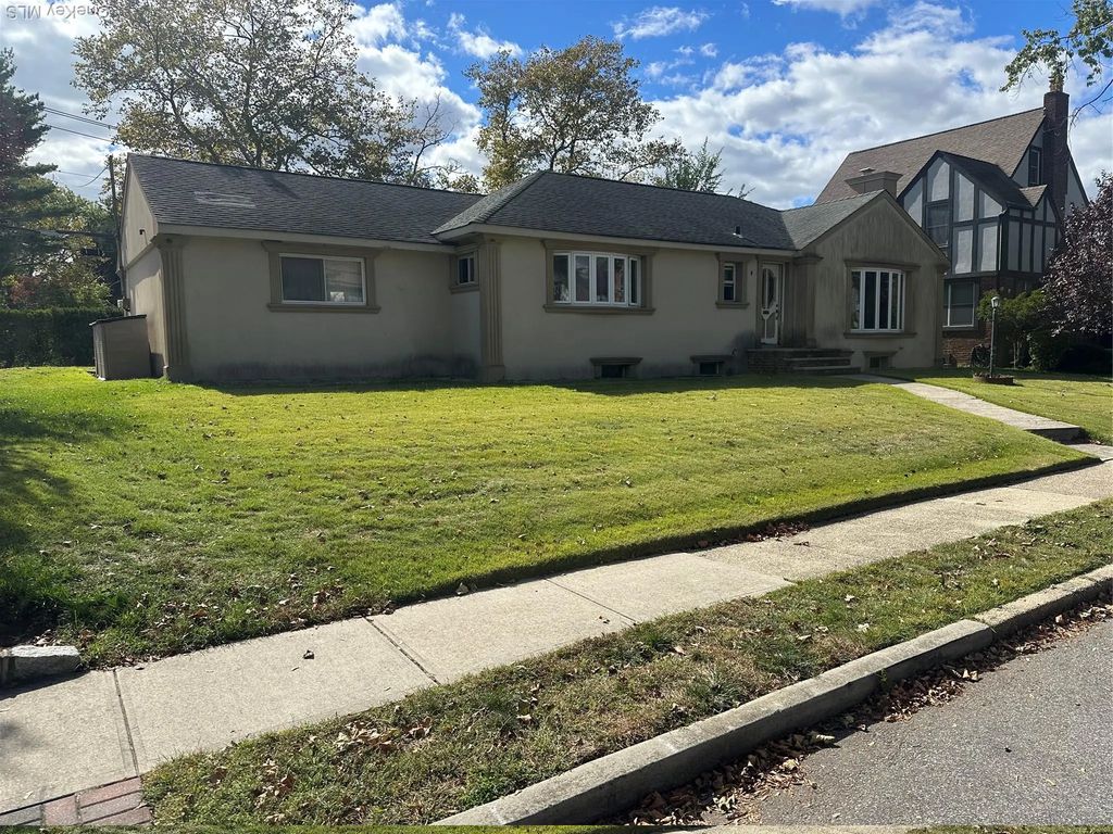 72 Cedar Road, Malverne