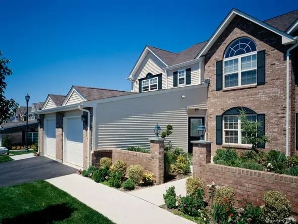 172 Overlook Drive # 172, Farmingville