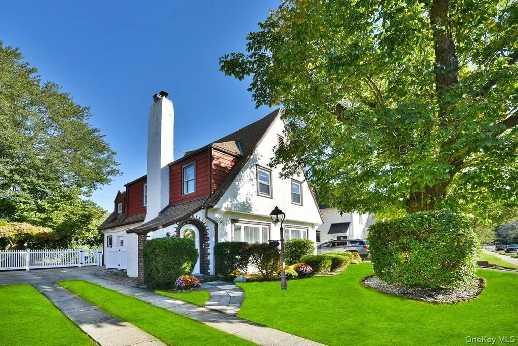 63 Willow Street, Garden City