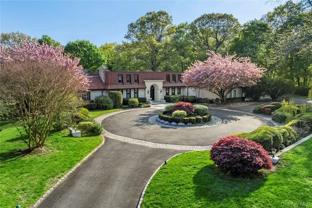 8 Trusdale Drive, Old Westbury