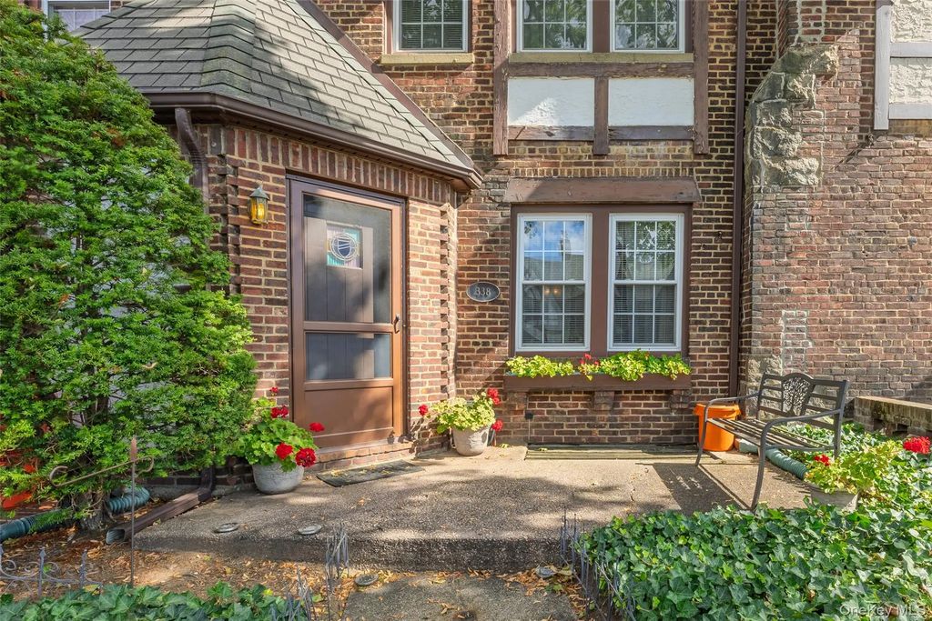 338 Bauer Place, Mineola