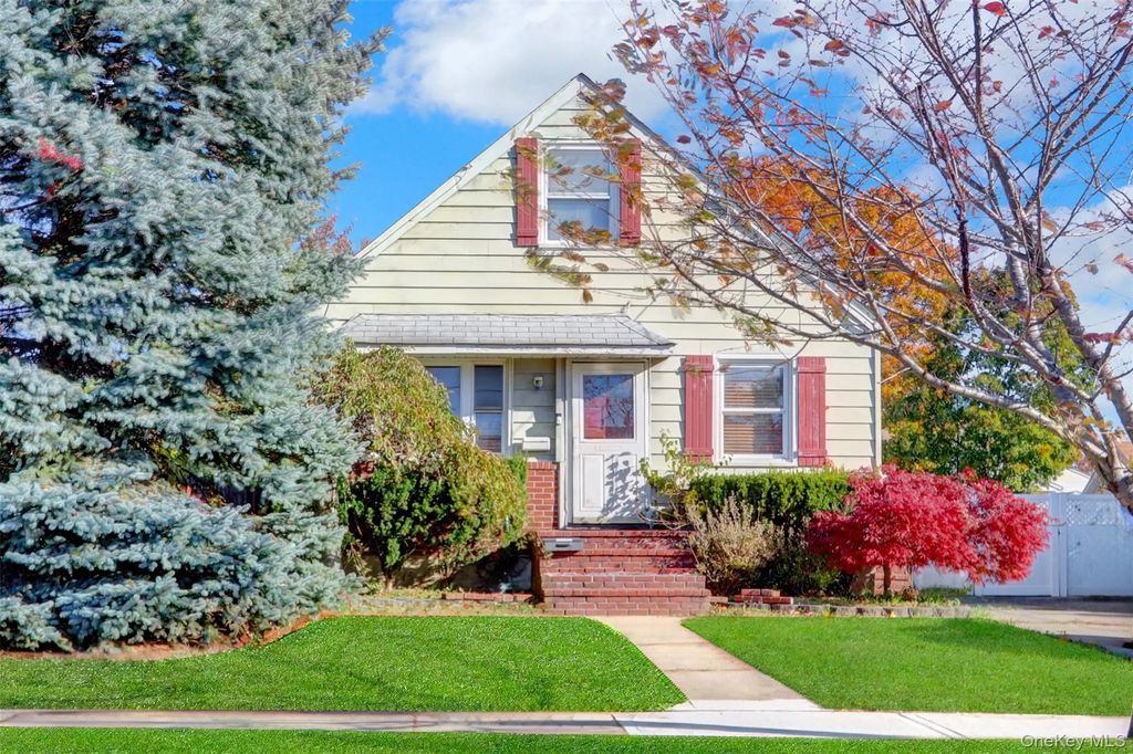 11 Wood Street, Lynbrook