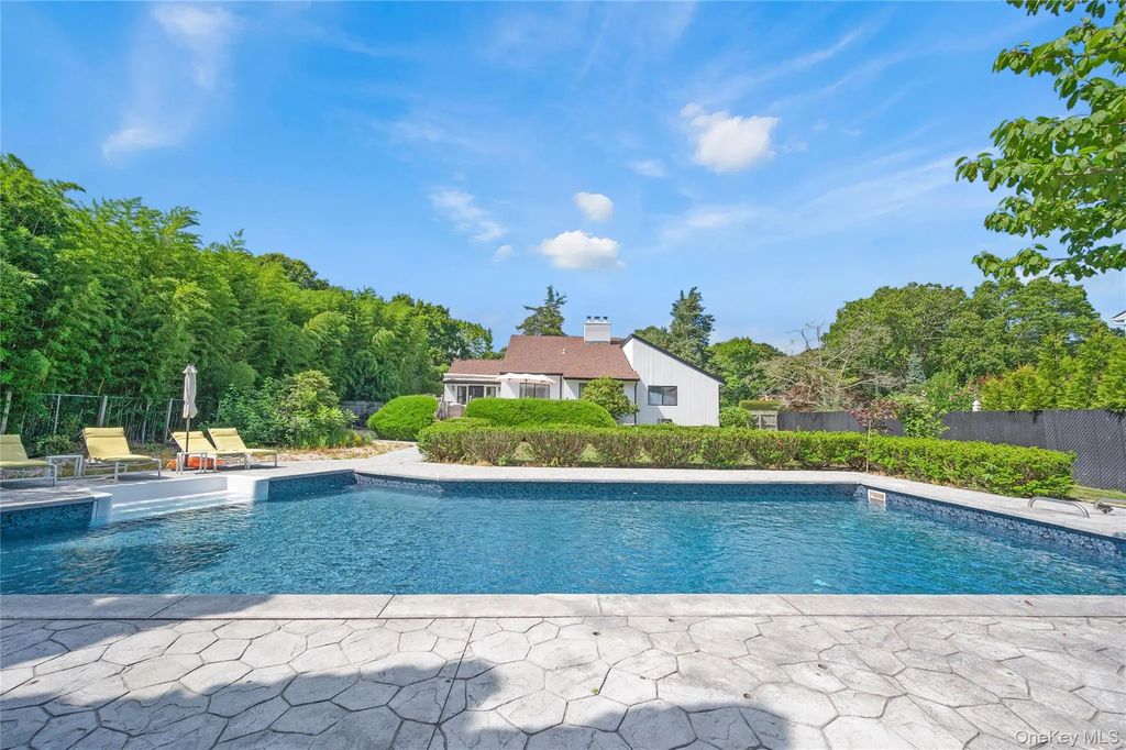 8 School Street, Hampton Bays