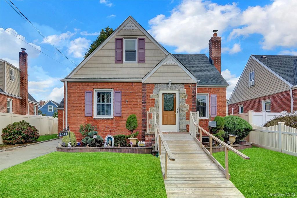 1045 Cathedral Avenue, Franklin Square