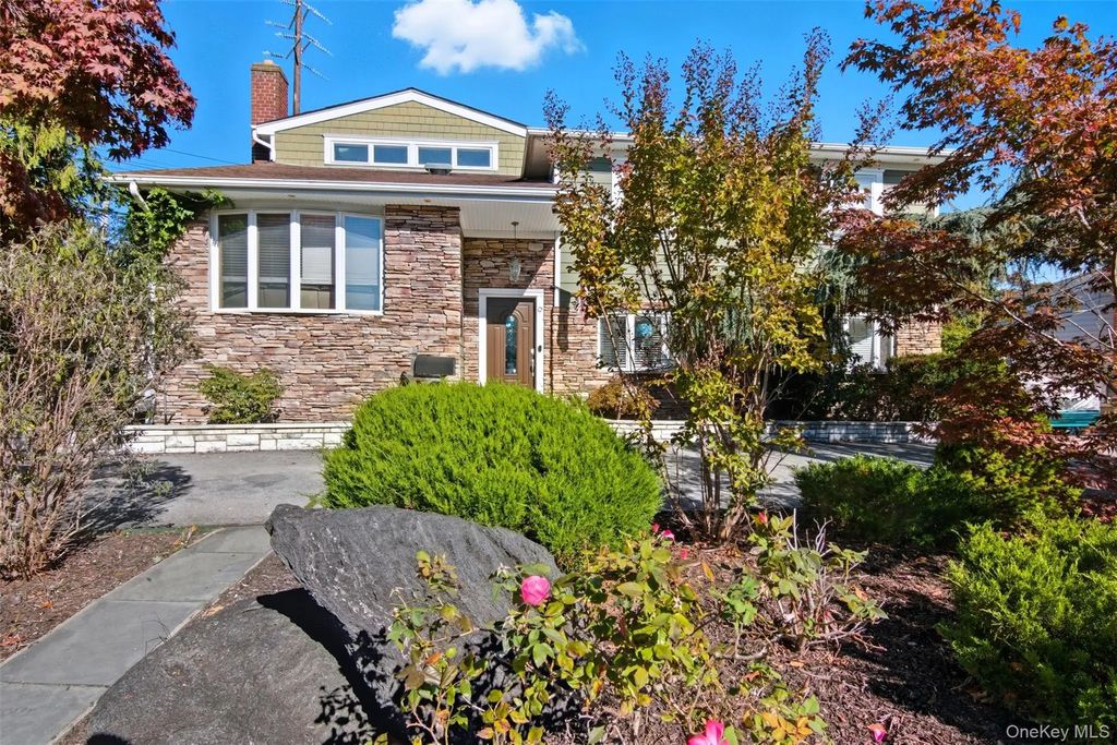 9 Coral Court, Malverne