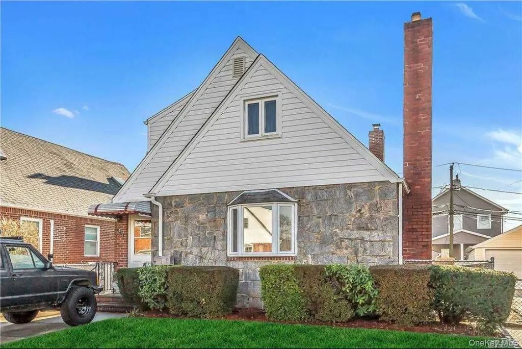 211 Brown Street, Mineola
