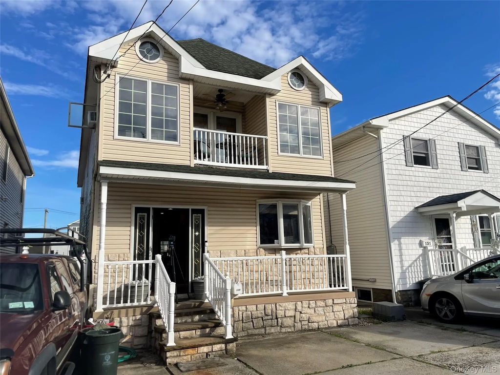 129 West Boulevard, East Rockaway