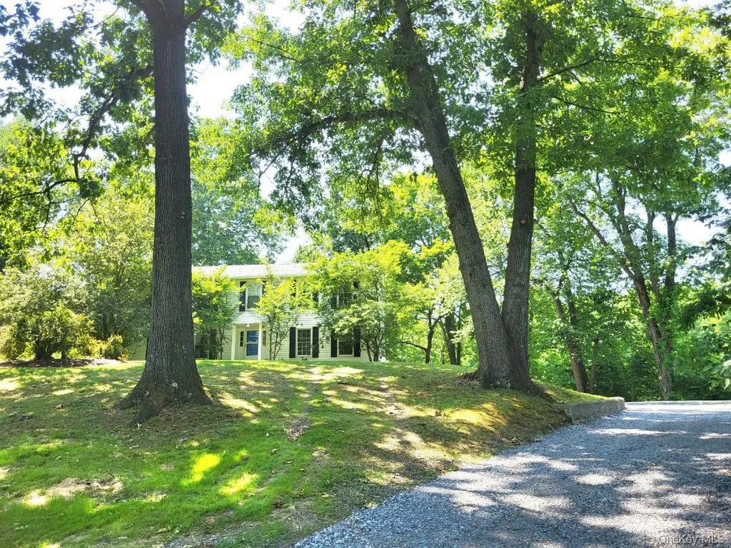 15 Blue Jay Drive, Newburgh