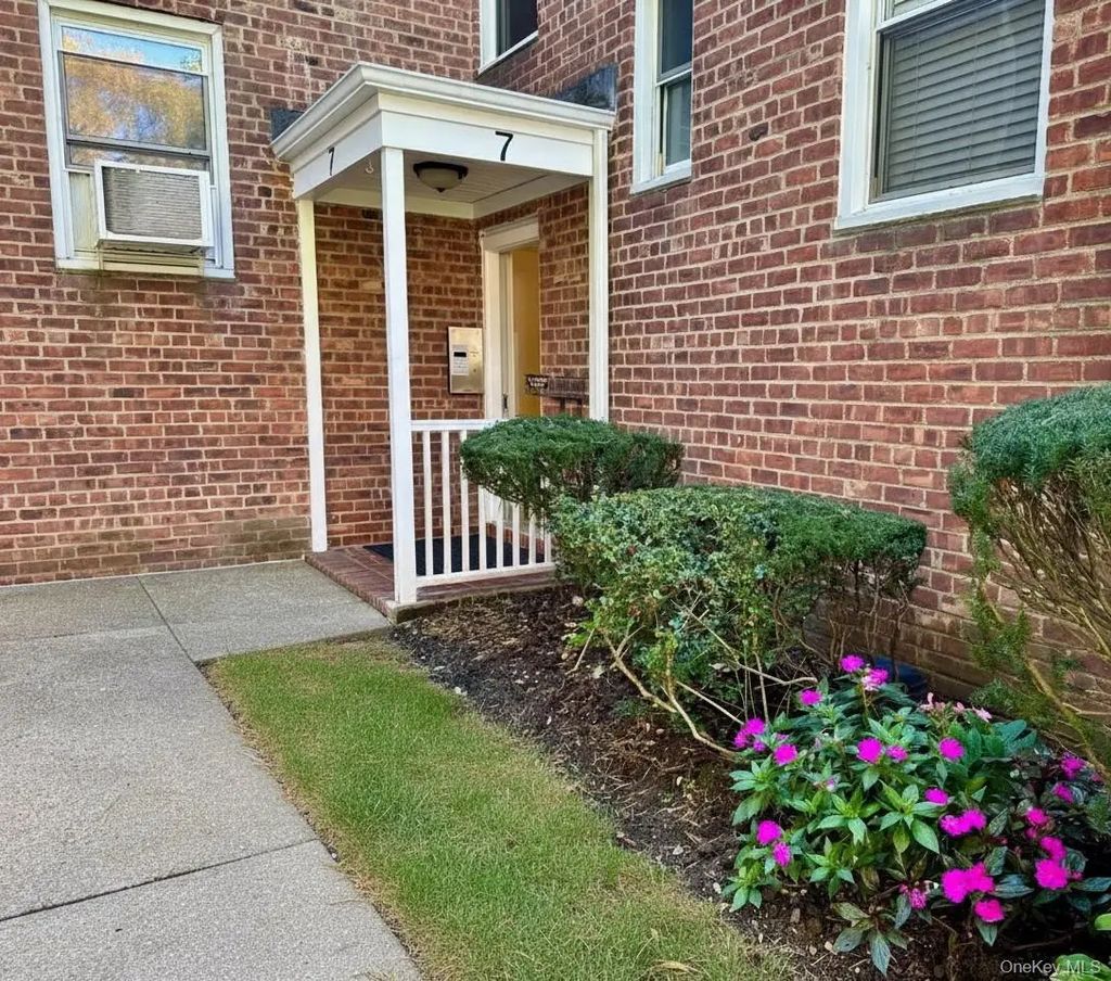 7 Edwards 2g, Roslyn Heights