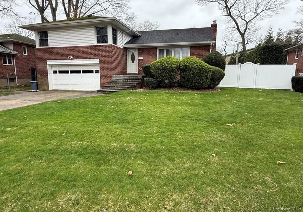 748 Leslie, East Meadow