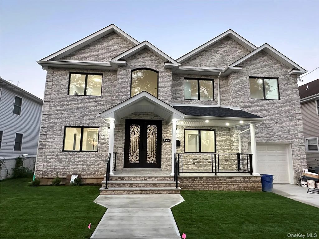 244 Andrews Road, Mineola