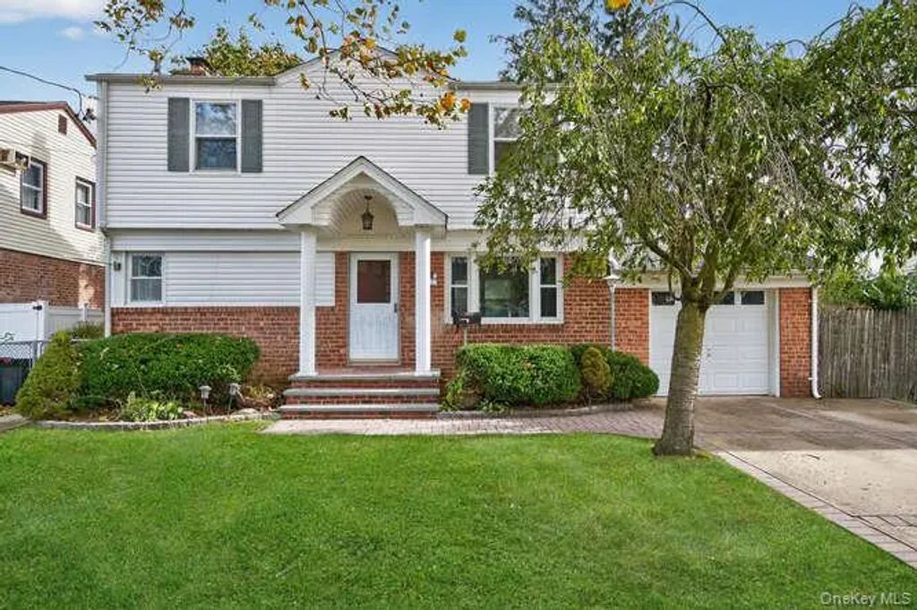 452 Latham Road, Mineola
