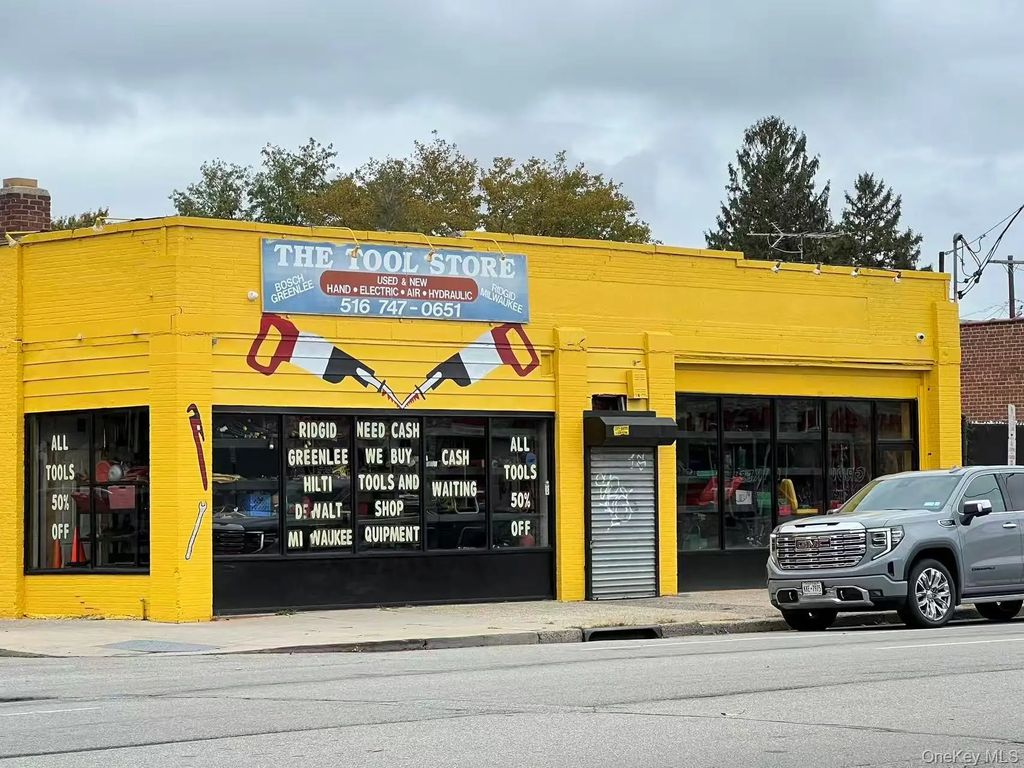 490 Jericho Turnpike, Mineola
