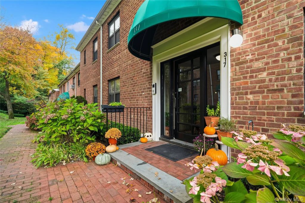 317 Main Street D, Roslyn