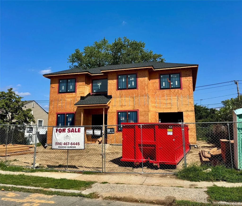 121 Dean Street, Hicksville