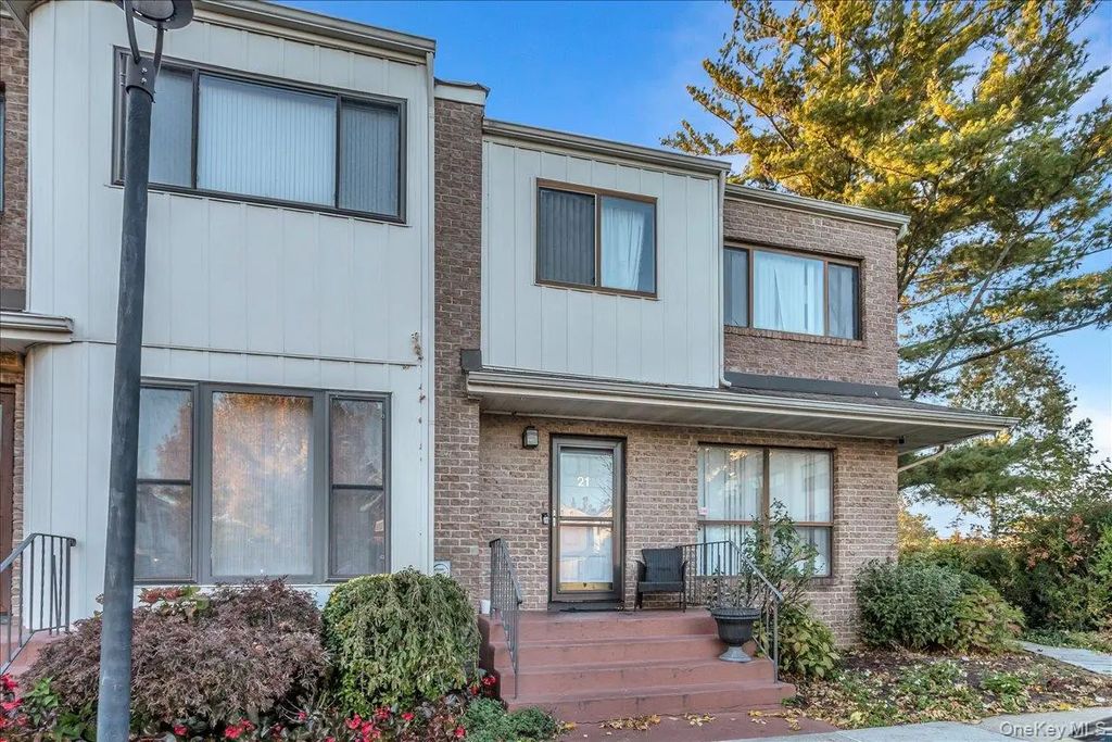21 Vanderbilt Way 21, Valley Stream