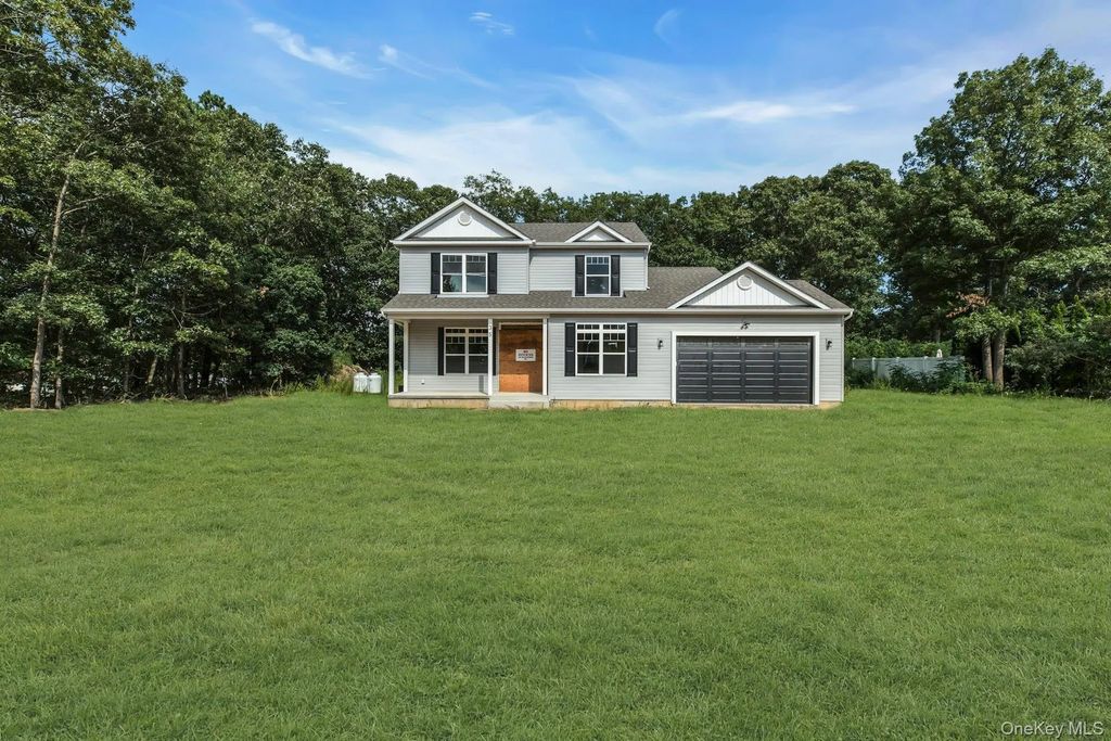 35 Evergreen Avenue, Port Jefferson Station