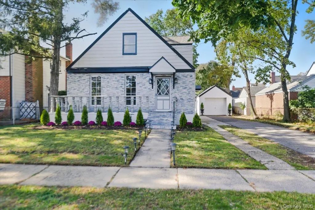 233 Roxbury Road S, Garden City South