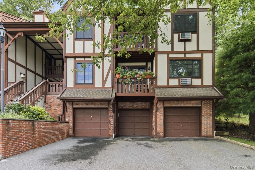 66 Foxwood Circle, Mount Kisco