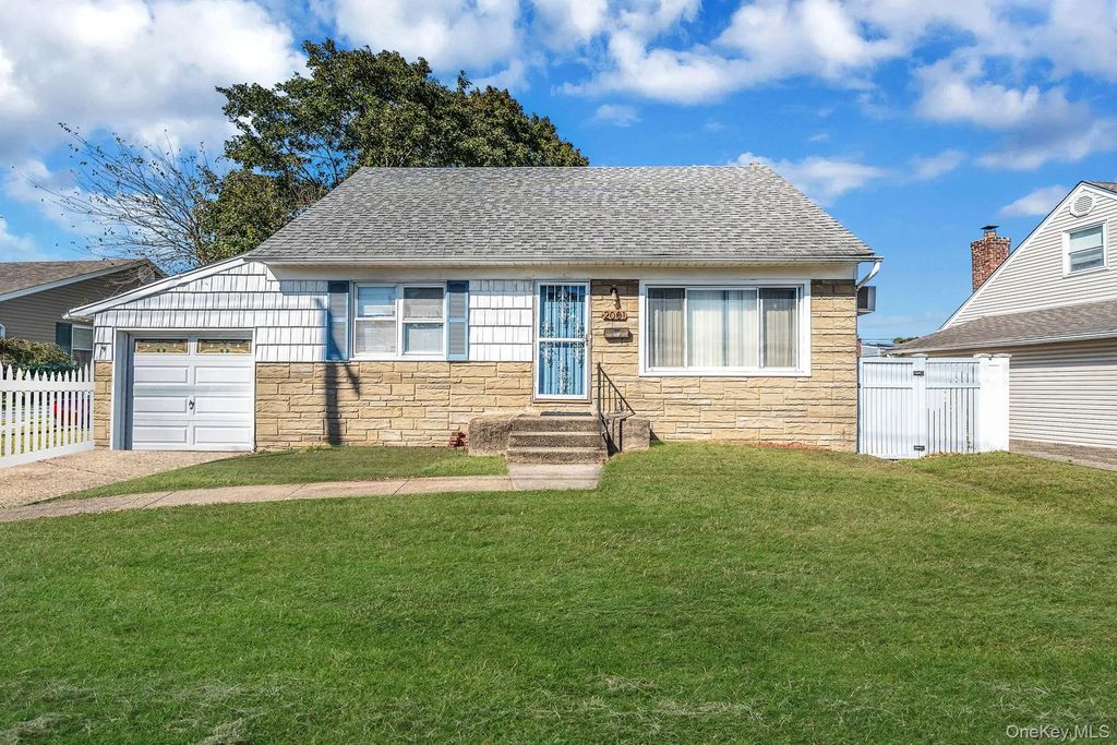 2001 N Jerusalem Road, East Meadow