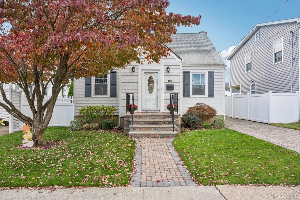 215 Harrison Avenue, Franklin Square