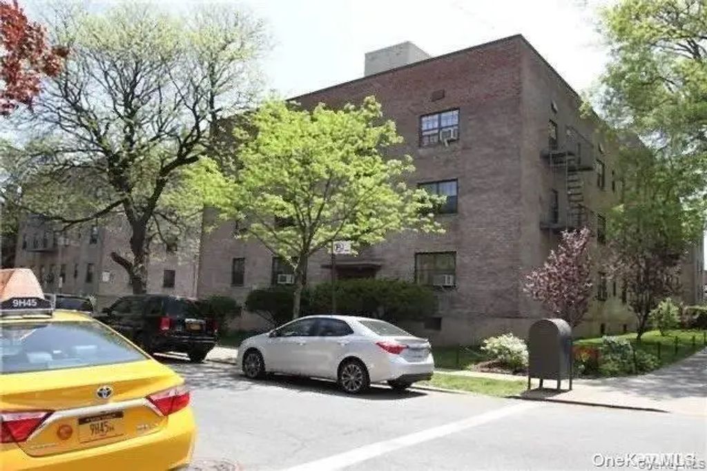 78-37 Main Street Street # 2g, Kew Garden Hills