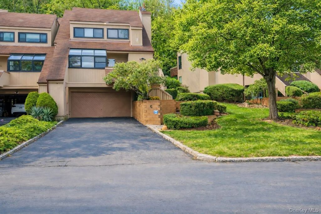 6 John Bean Court, Port Washington