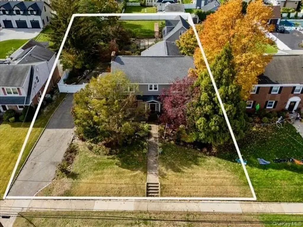 331 Mineola Boulevard, Mineola