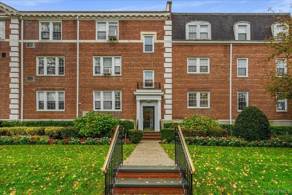22 Hamilton Place I1, Garden City