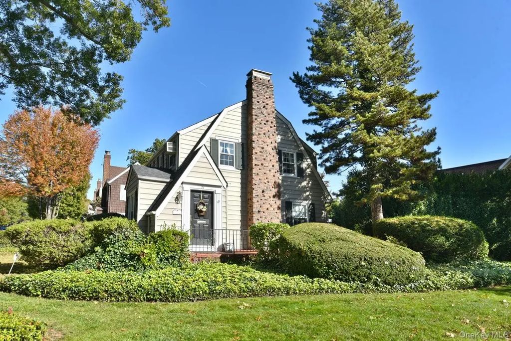 71 Chester Avenue, Garden City