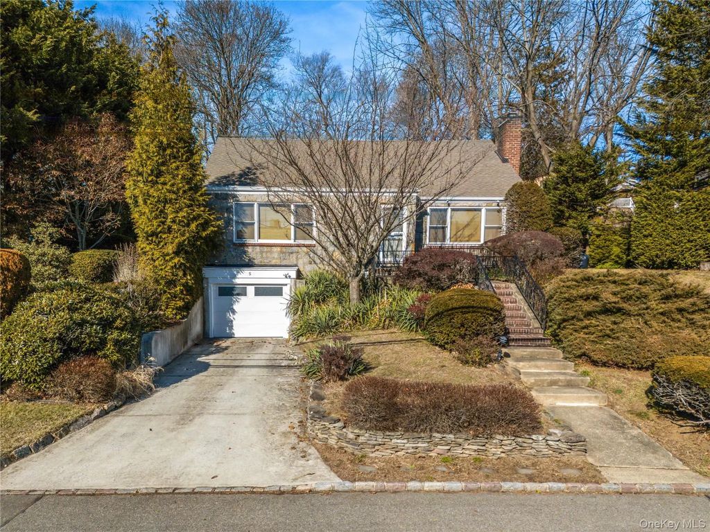5 Hillside Avenue, Roslyn